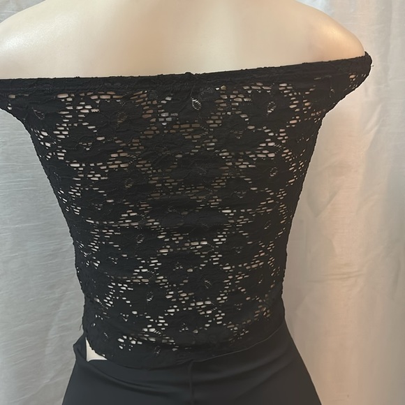 Yabes Black lace Medium Sleeveless Top with Bow across the front - Picture 2 of 2